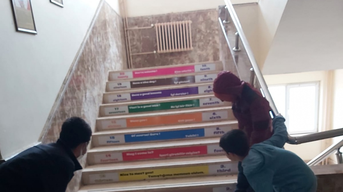 Okul merdivenlerine İngilizce bilgilendirici yazılar yapıştırıldı